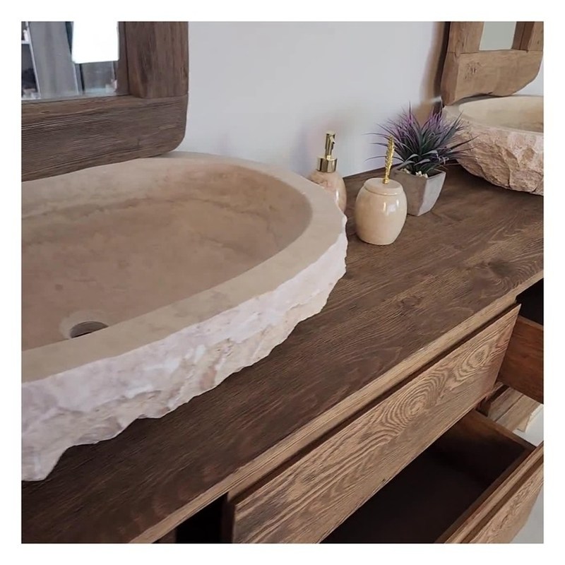 シルバーの鏡とヴィンテージスタイルのバニティ