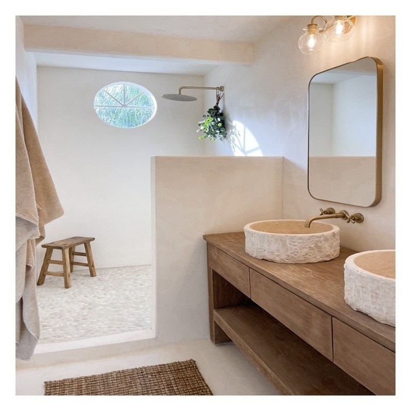 シルバーの鏡とヴィンテージスタイルのバニティ