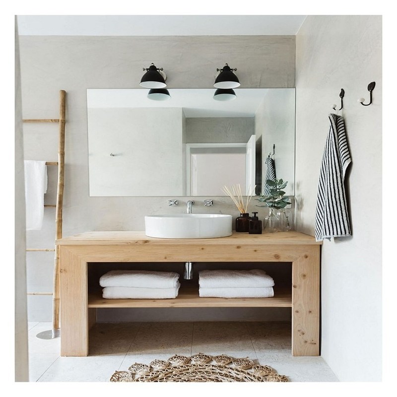 シルバーの鏡とヴィンテージスタイルのバニティ